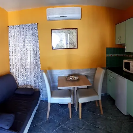 Bobovik Tengerpartivilla Apartment *