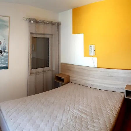 Bobovik Tengerpartivilla Apartment